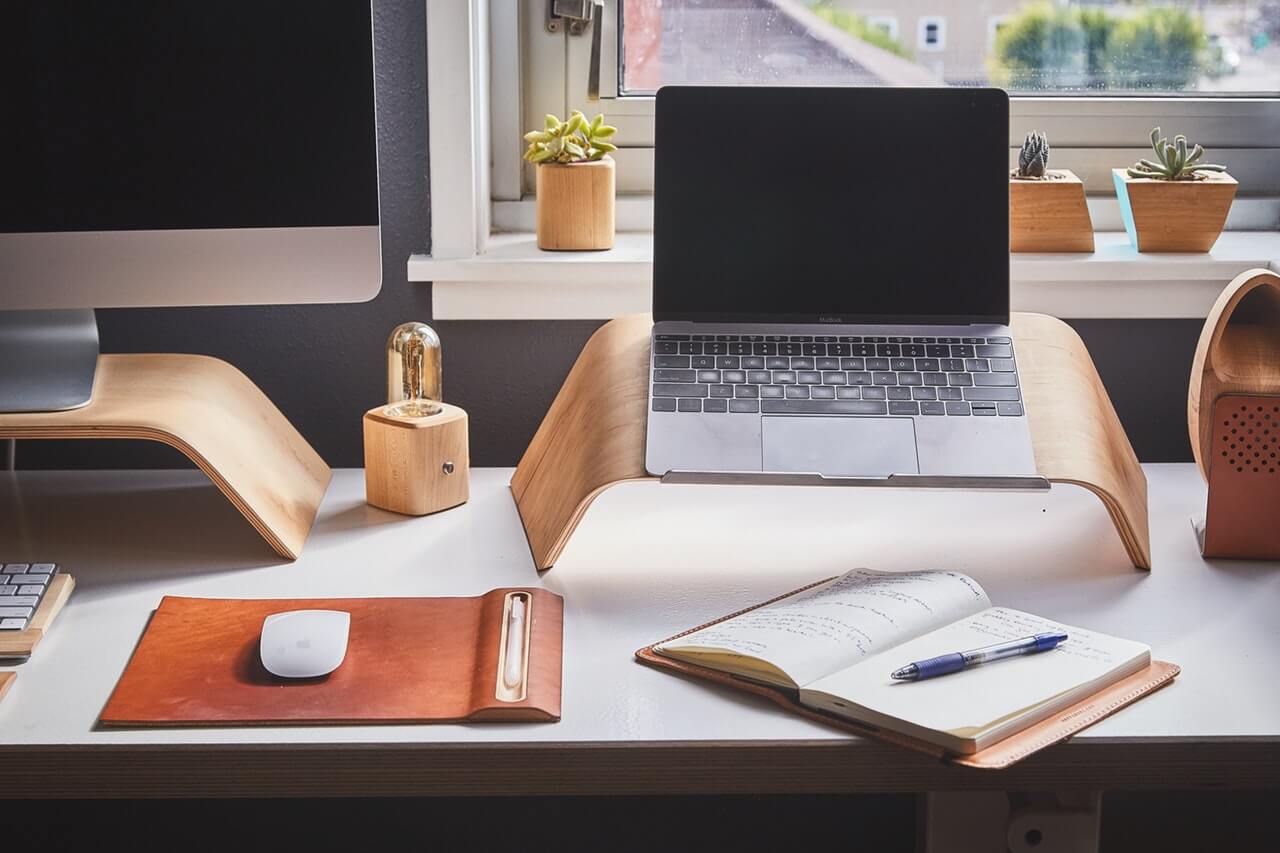 Laptop-na-biurku-i-notes